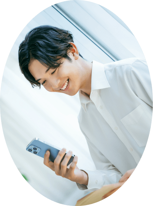 スマートフォンを見ながらキャリアについて考える会社員