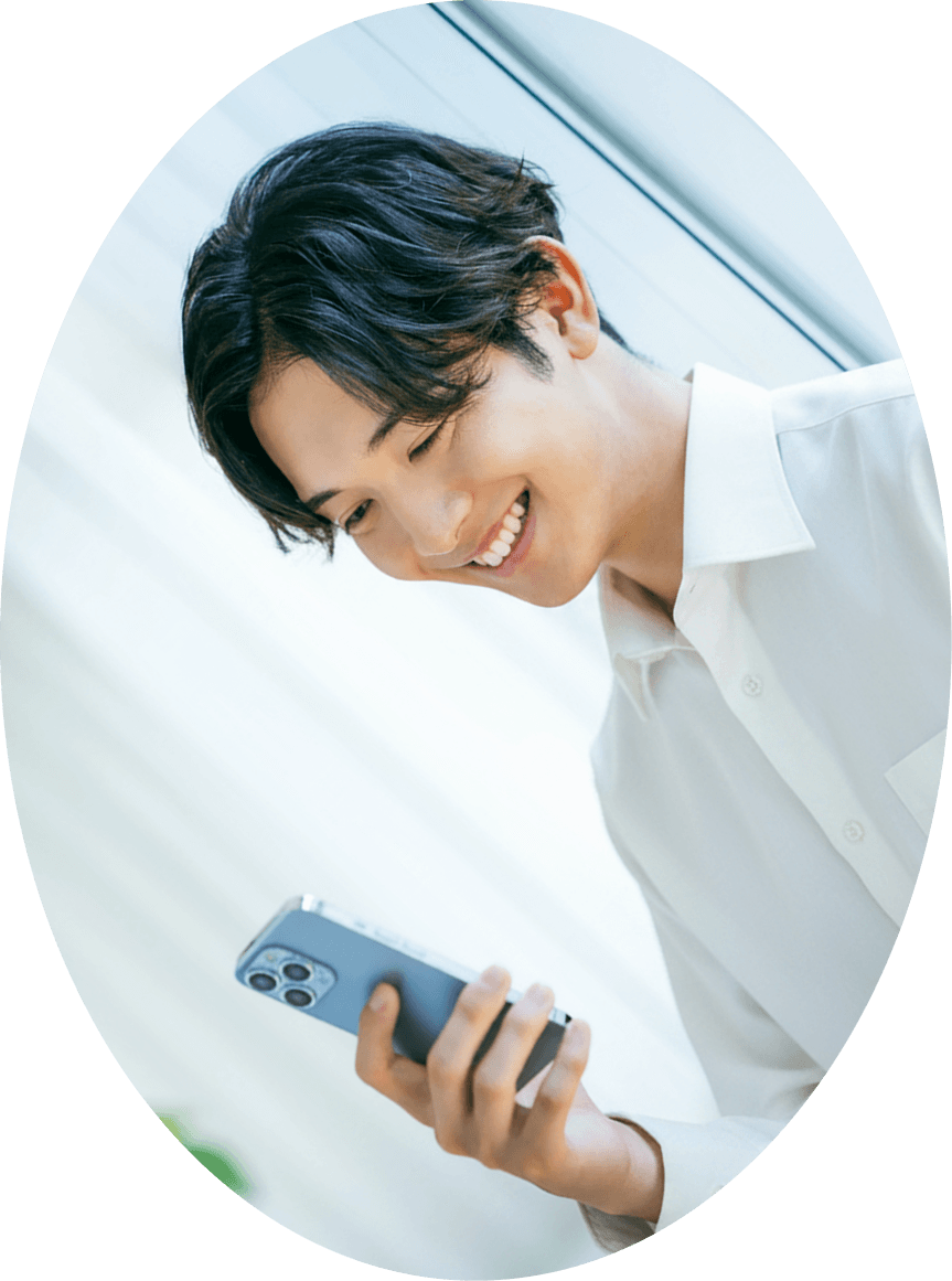 スマートフォンを見ながらキャリアについて考える会社員